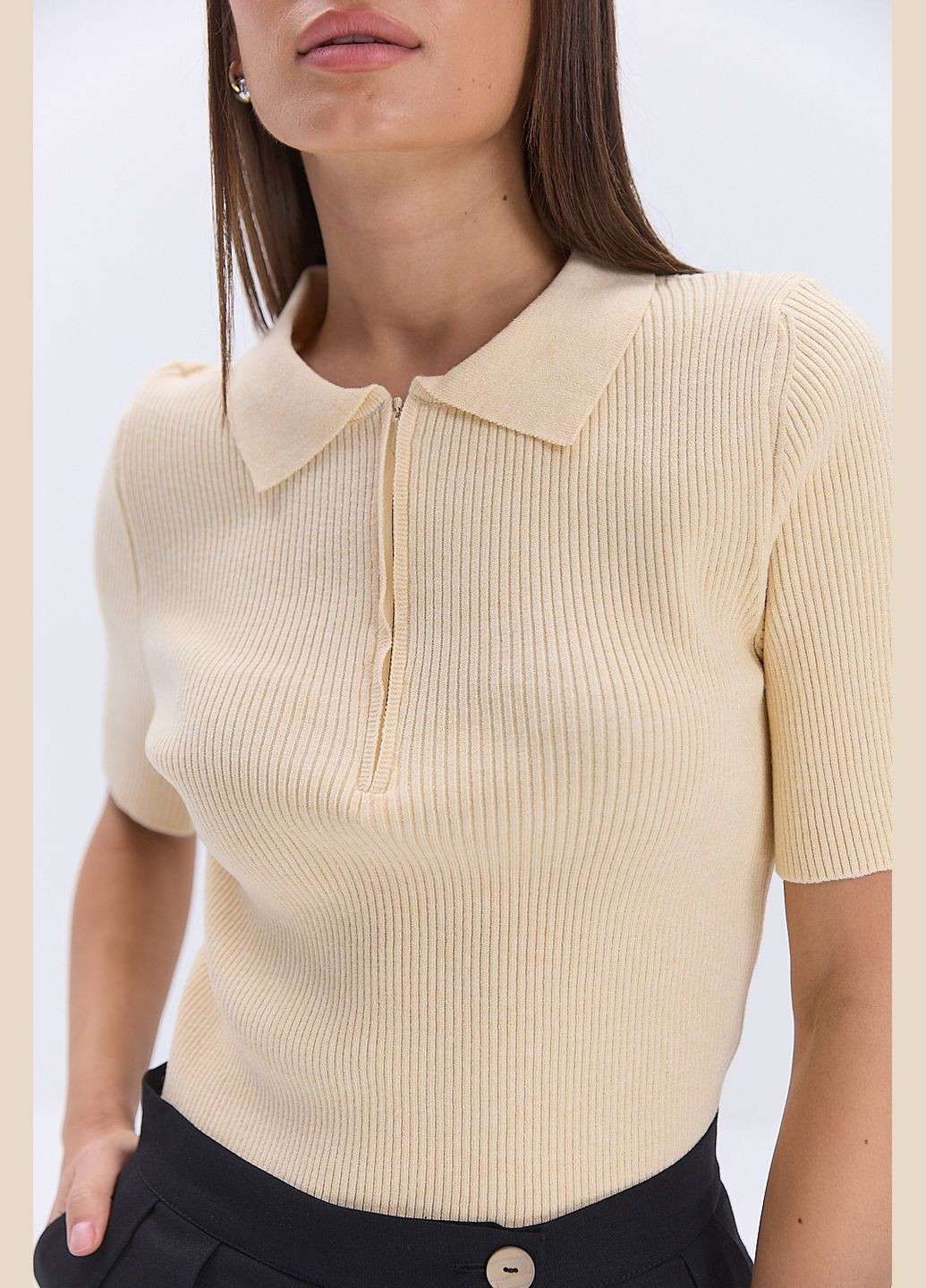 Жіноча в`язана футболка поло з блискавкою світло-бежева Arjen - (330988558)