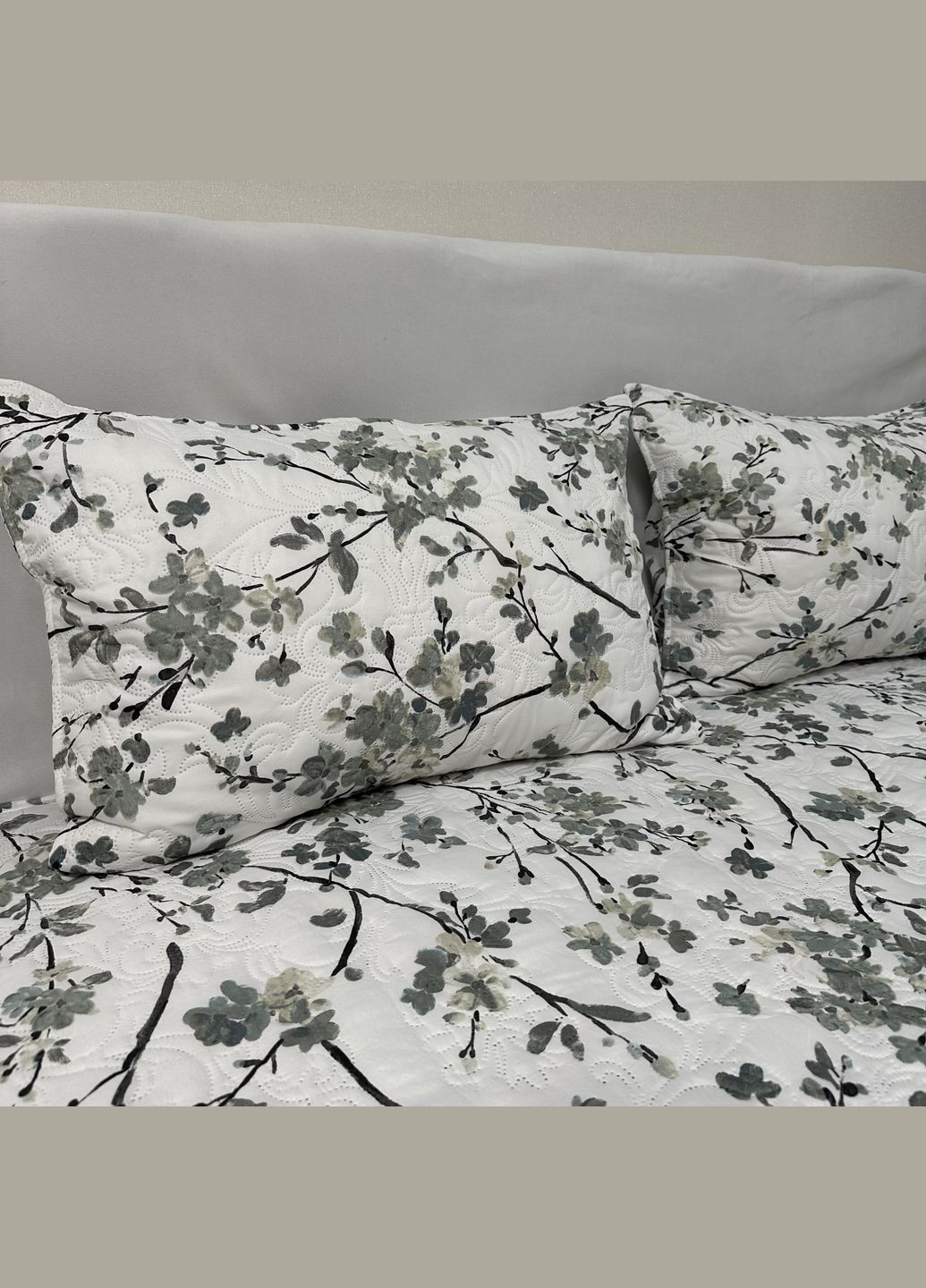 Комплект стьобане покривало з наволочками молочно оливкового кольору з квітковим малюнком розмір 200×230 см No Brand (345064718)