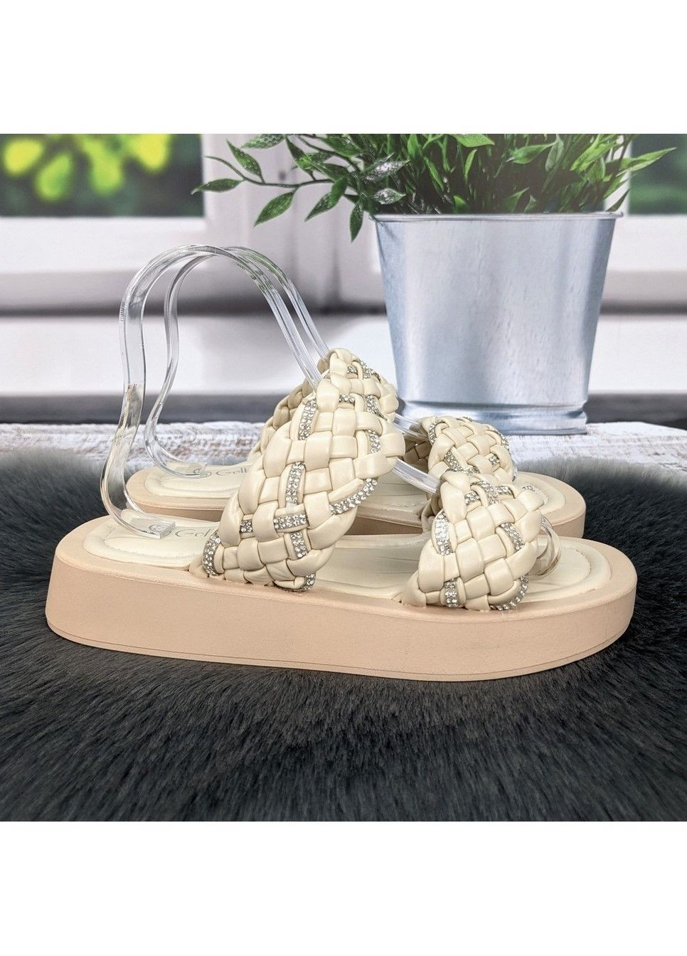 Бежевые шлепанцы женские Gollmony