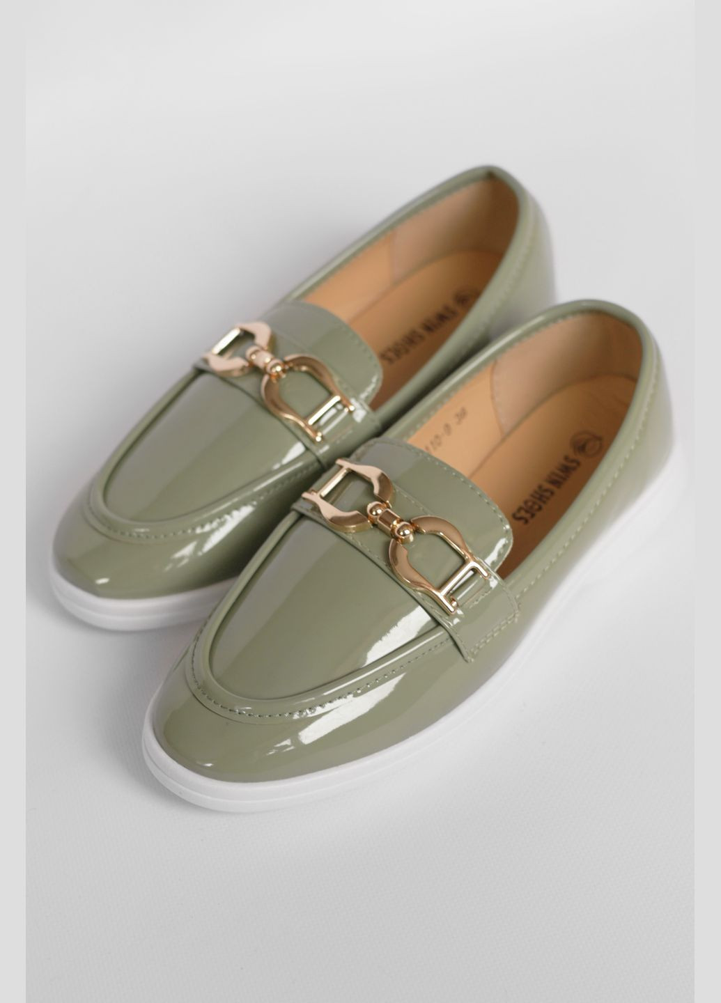 Туфли-лоферы женские оливкового цвета Let's Shop с цепочками