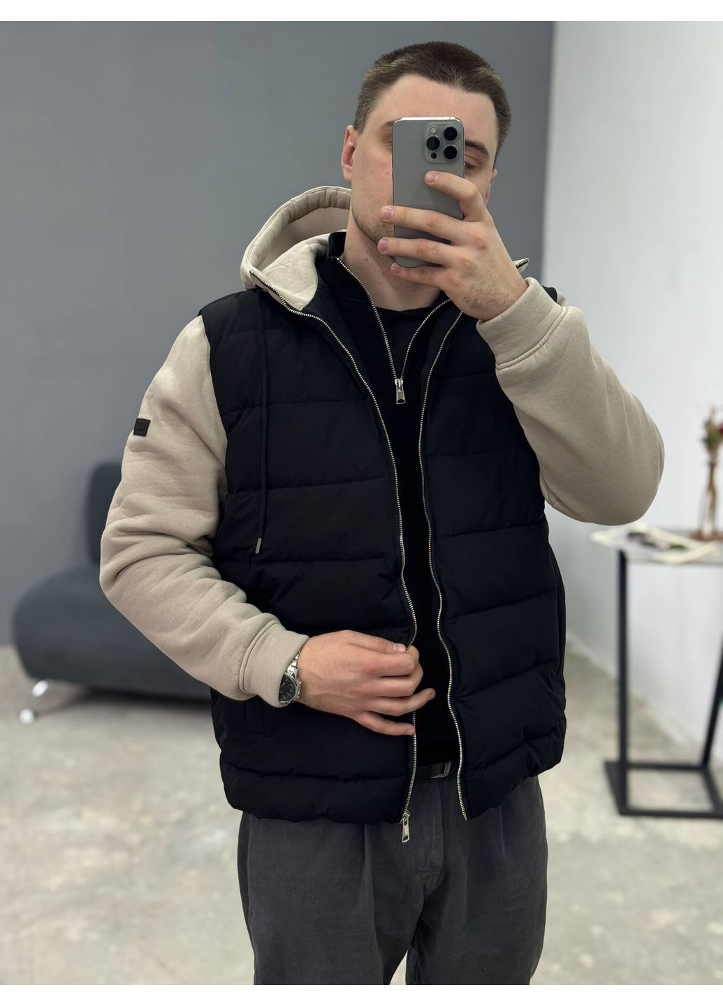 Бежева демісезонна куртка з трикотажними рукавами та капюшоном Україна