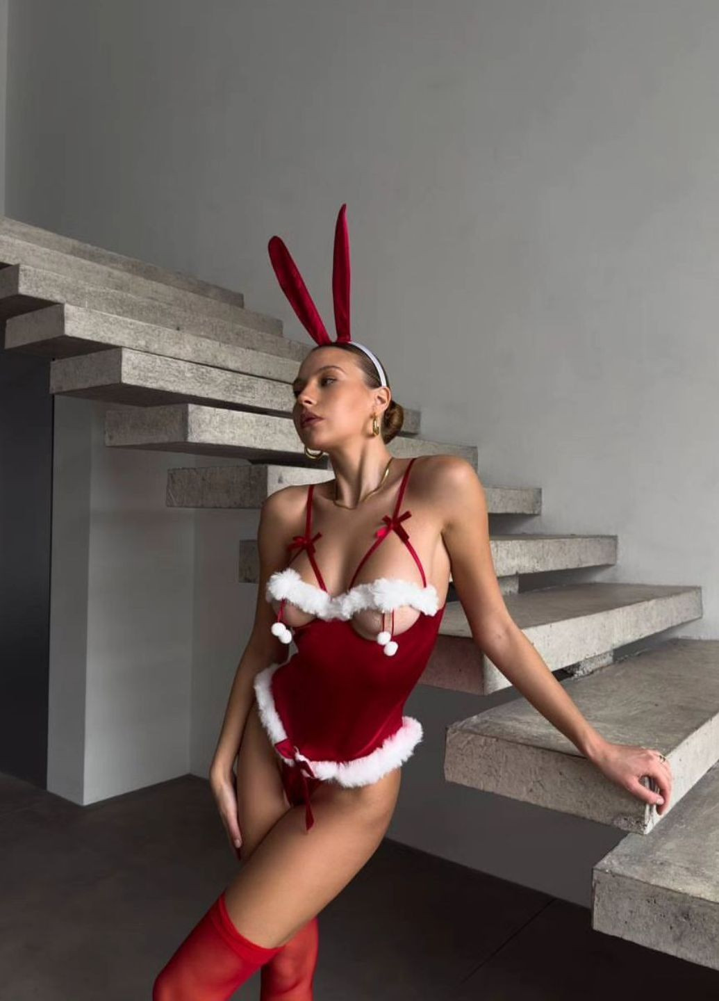 Красный зимний женский комплект зайки боди и ушки новогодний с пушком и открытой грудью santa No Brand