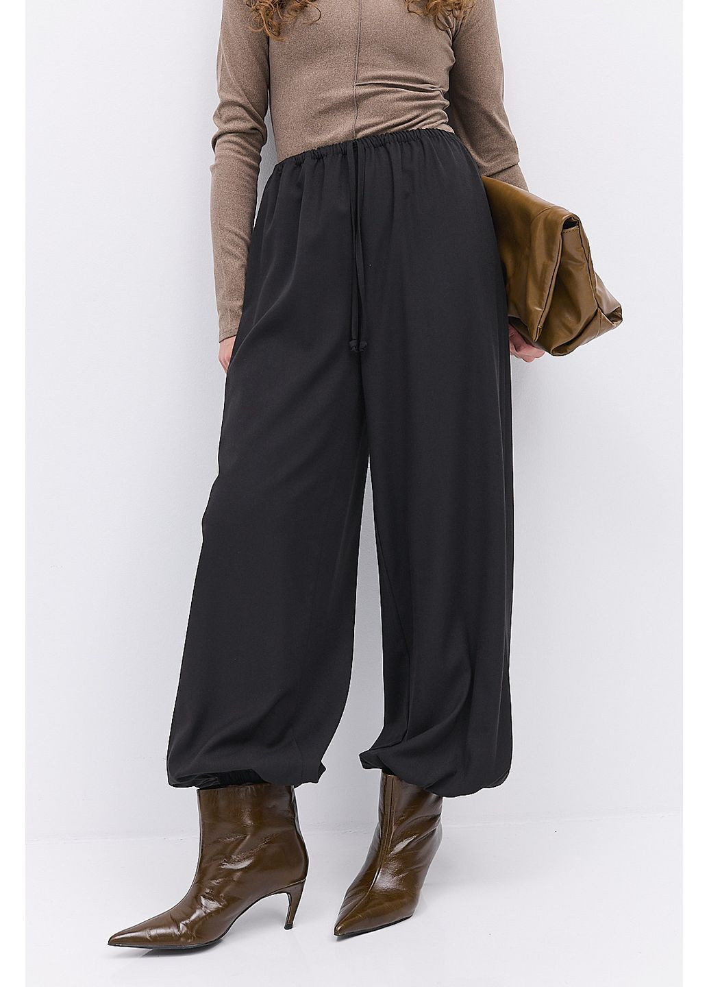 Жіночі штани з костюмки чорні з гумкою внизу Arjen (364967591)