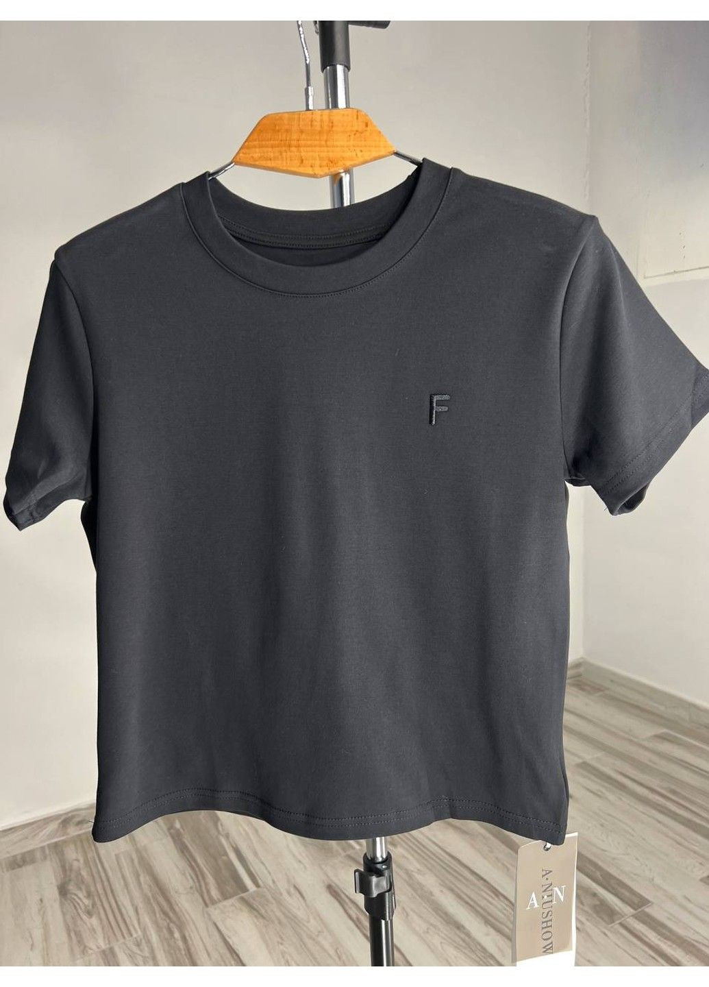 Футболка жіноча A-N 25197 вишивка літера F однотонна базова середня довжина one size No Brand - (321629867)