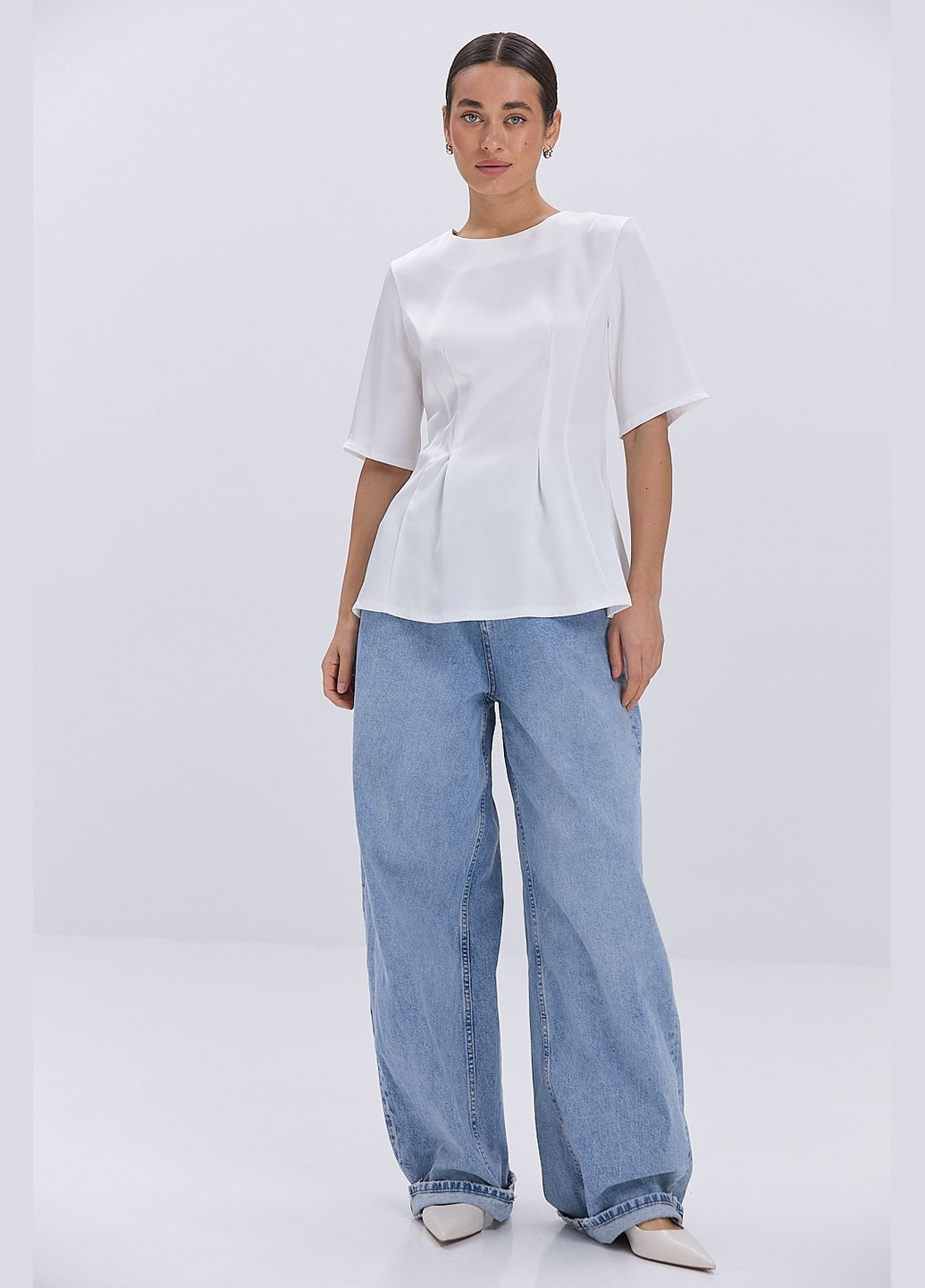 Молочная атласная блуза с короткими рукавами и молочной баской Arjen