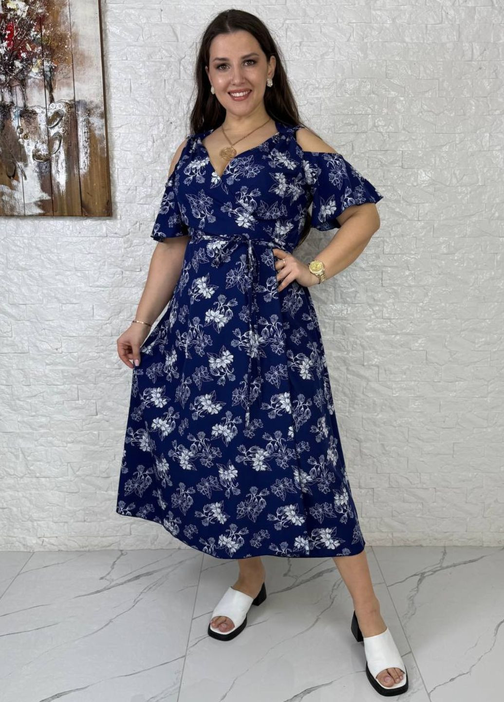 Синя повсякденний вишукана легка літня міді сукня на запах з квітковим візерунком та короткими рукавами з вирізами на плечах на запах Україна з квітковим принтом