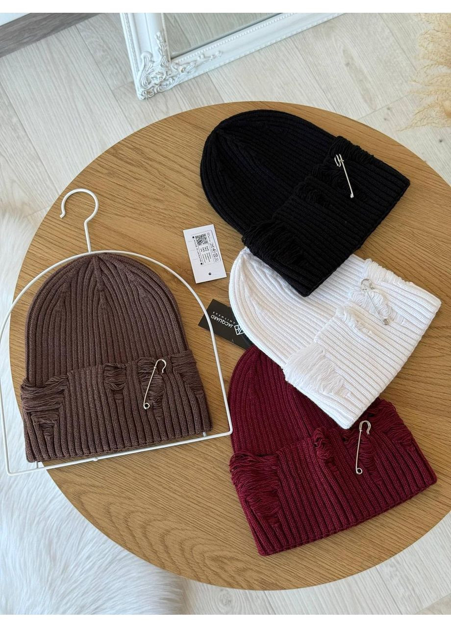 Вязаная женская шапка из английской резинки с декоративной шпилькой с невысокой лопаткой. Шоколадный No Brand (362146308)