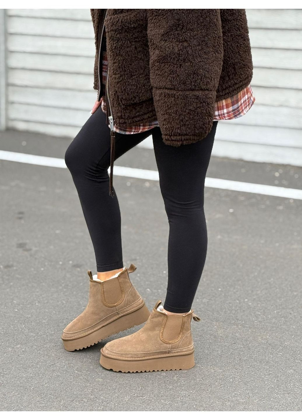 Жіночі уггі натуральна замша на платформі черевики теплі бежеві з хутром челсі зимові No Brand (366089054)