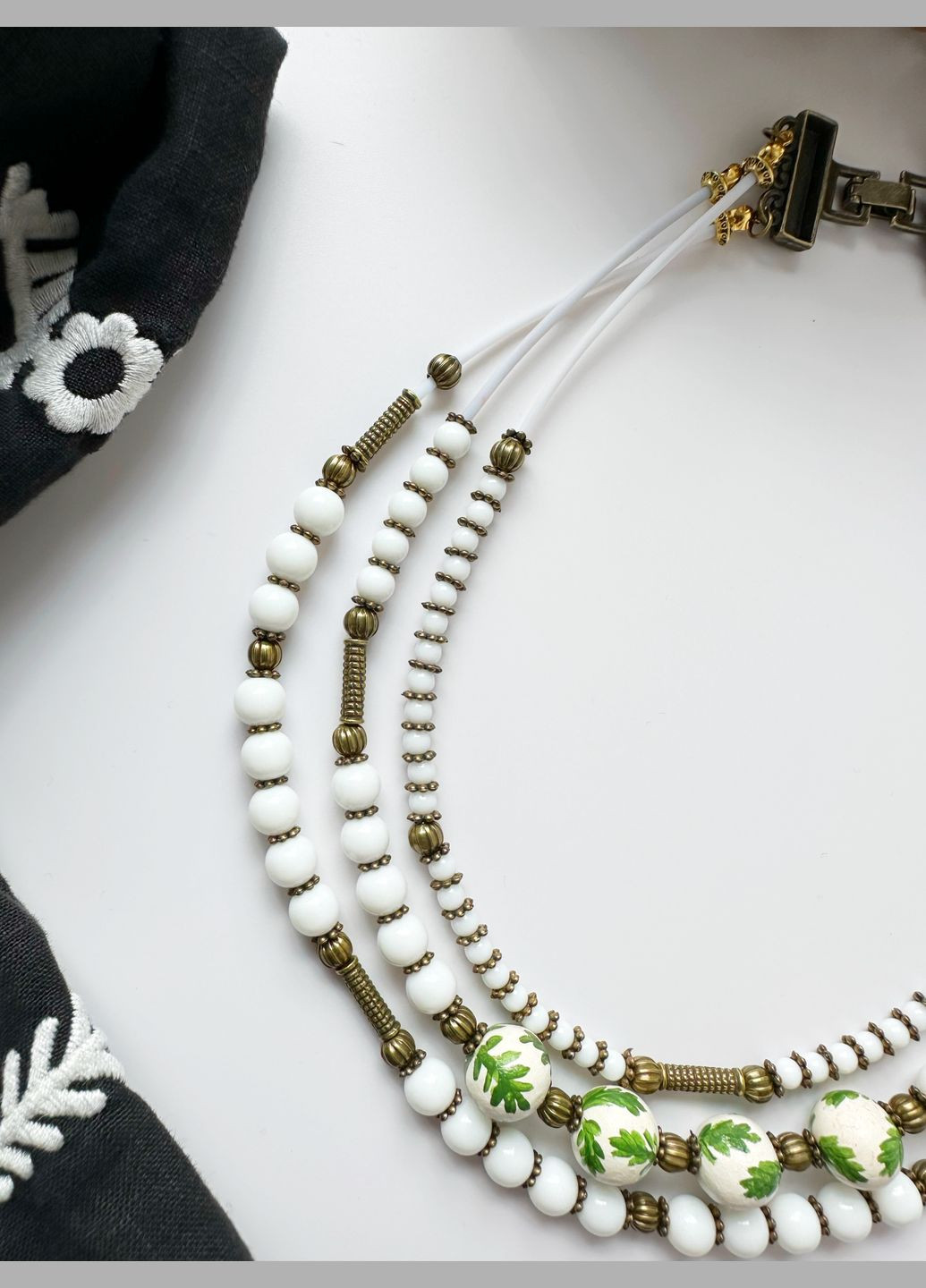 Трикаскадные бусы из глины с росписью и латунной фурнитурой No Brand (326601689)