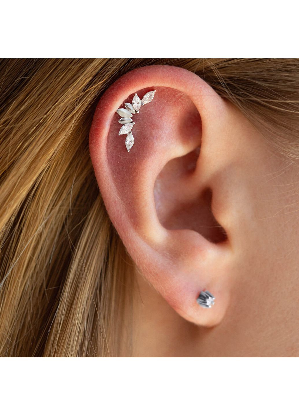 Одиночна срібна сережка в хрящ вушка (фіаніти) 40067 Oniks (338254712)