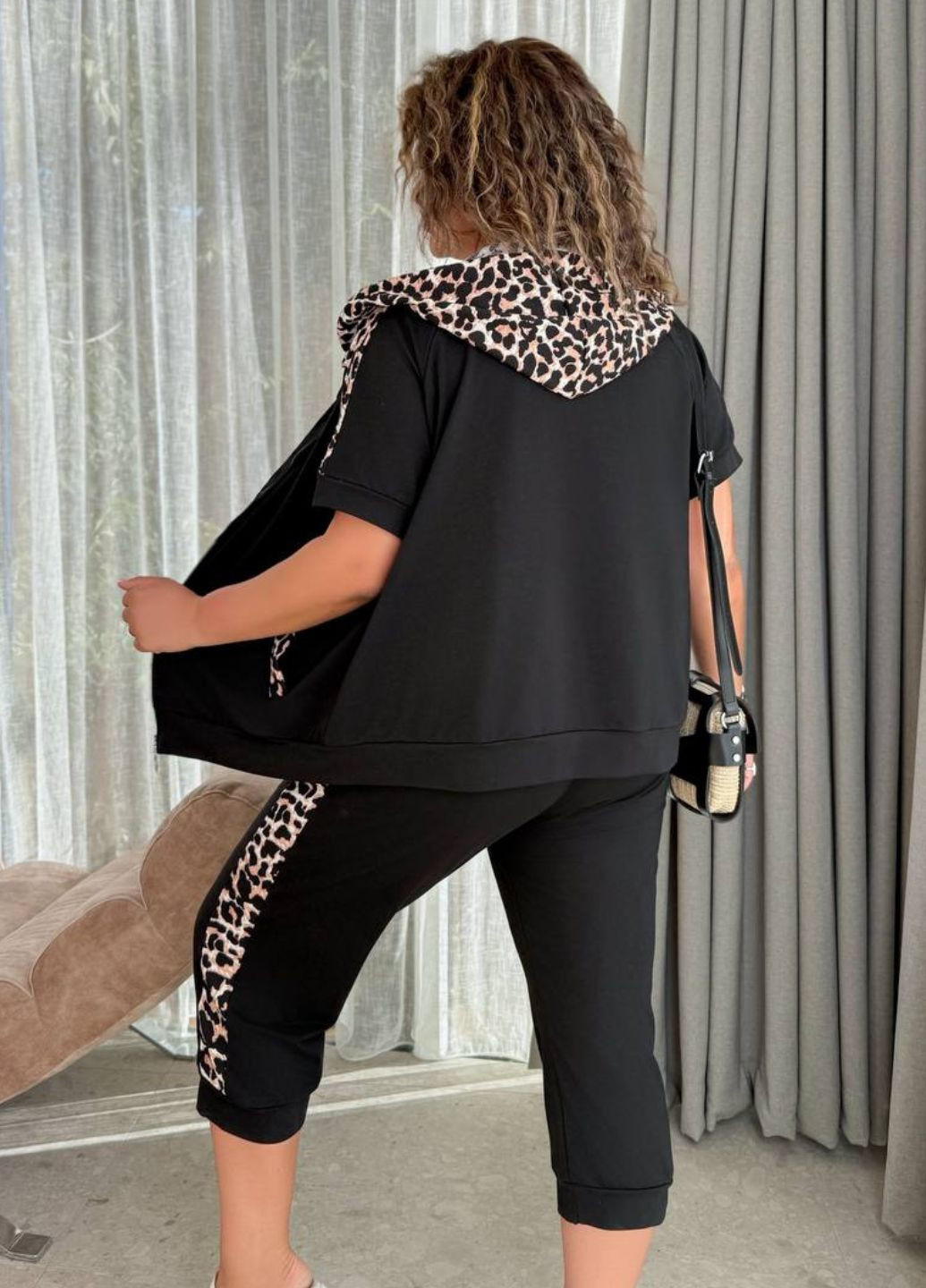 Изысканный повседневный костюм двойка с анималистическими вставками: кофта на молнии с капюшоном + укороченные джогеры Україна (344448407)