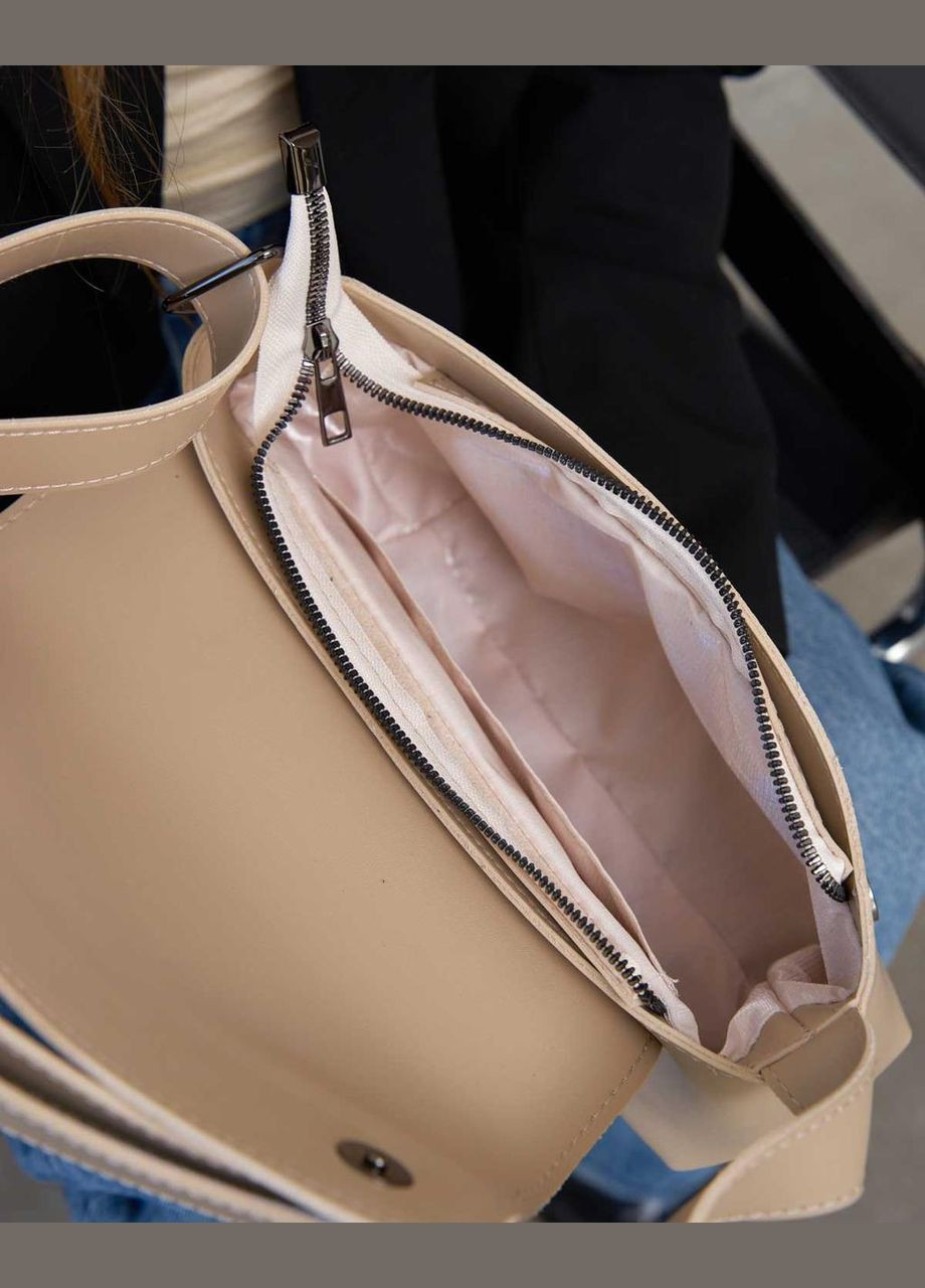 Ассиметричная женская сумка кросс-боди из экокожи «Трина» бежевого цвета WeLassie (298568301)