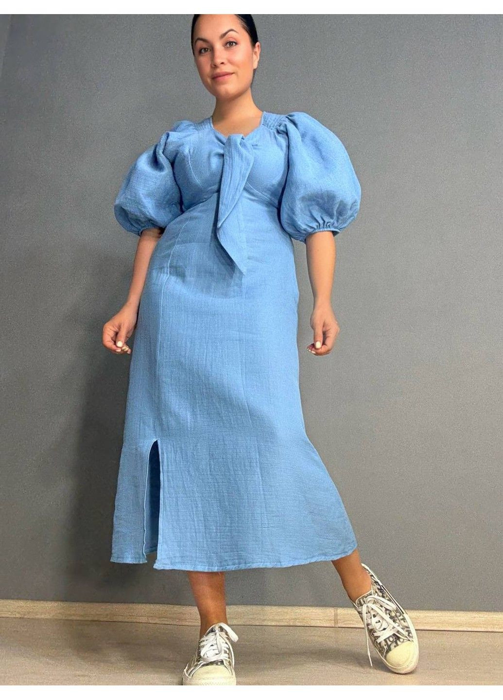 Блакитна сукня жіноча 4196 довга з розрізом вузол на грудях з муслину блакитна MIX RAY