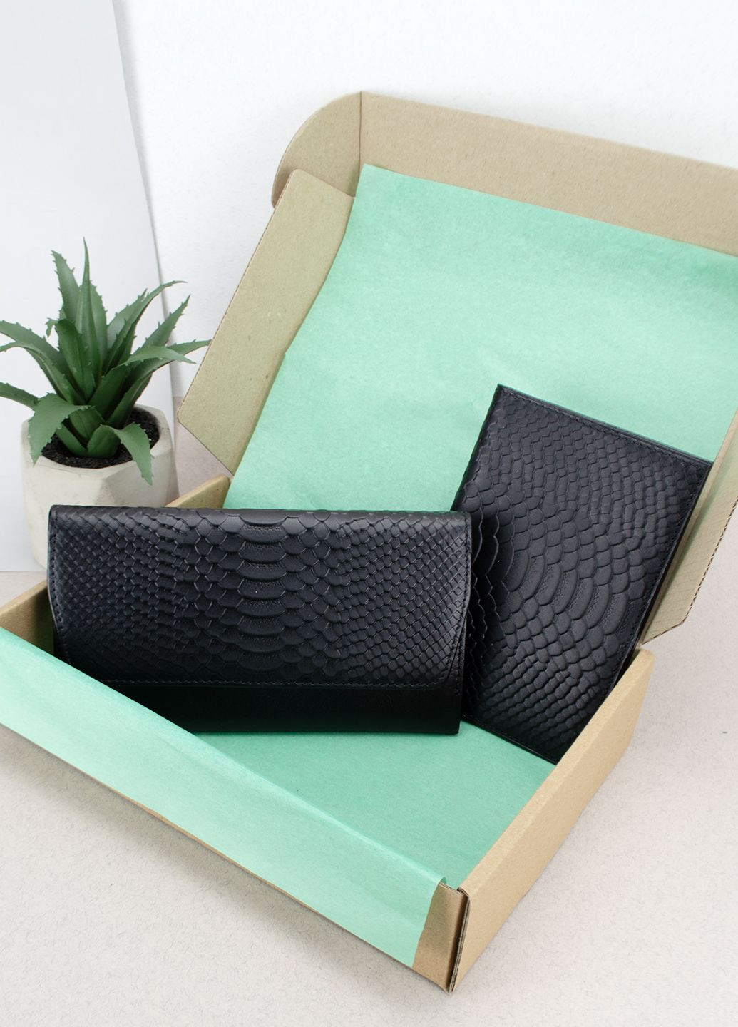 Подарунковий жіночий набір №91: гаманець Leona + обкладинка на паспорт (чорний пітон) HandyCover (283323777)