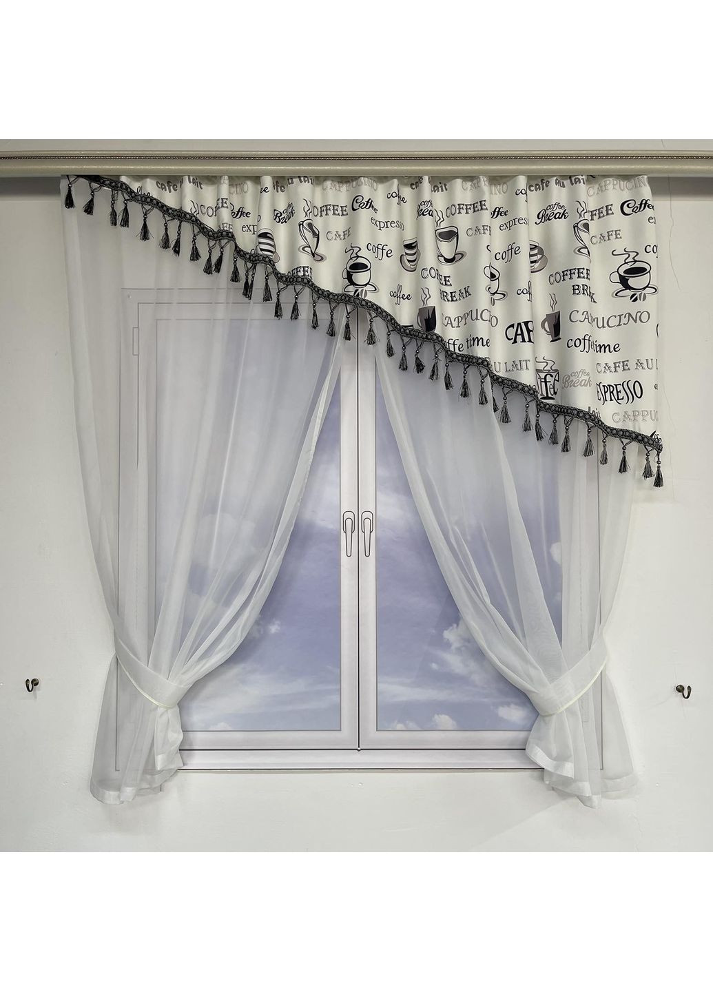 Занавіска з ламбрекеном Coffee Time, шифон + атлас, 3×1,8 м, з бахромою на тасьмі білого кольору з сірим малюнком. No Brand (361077247)