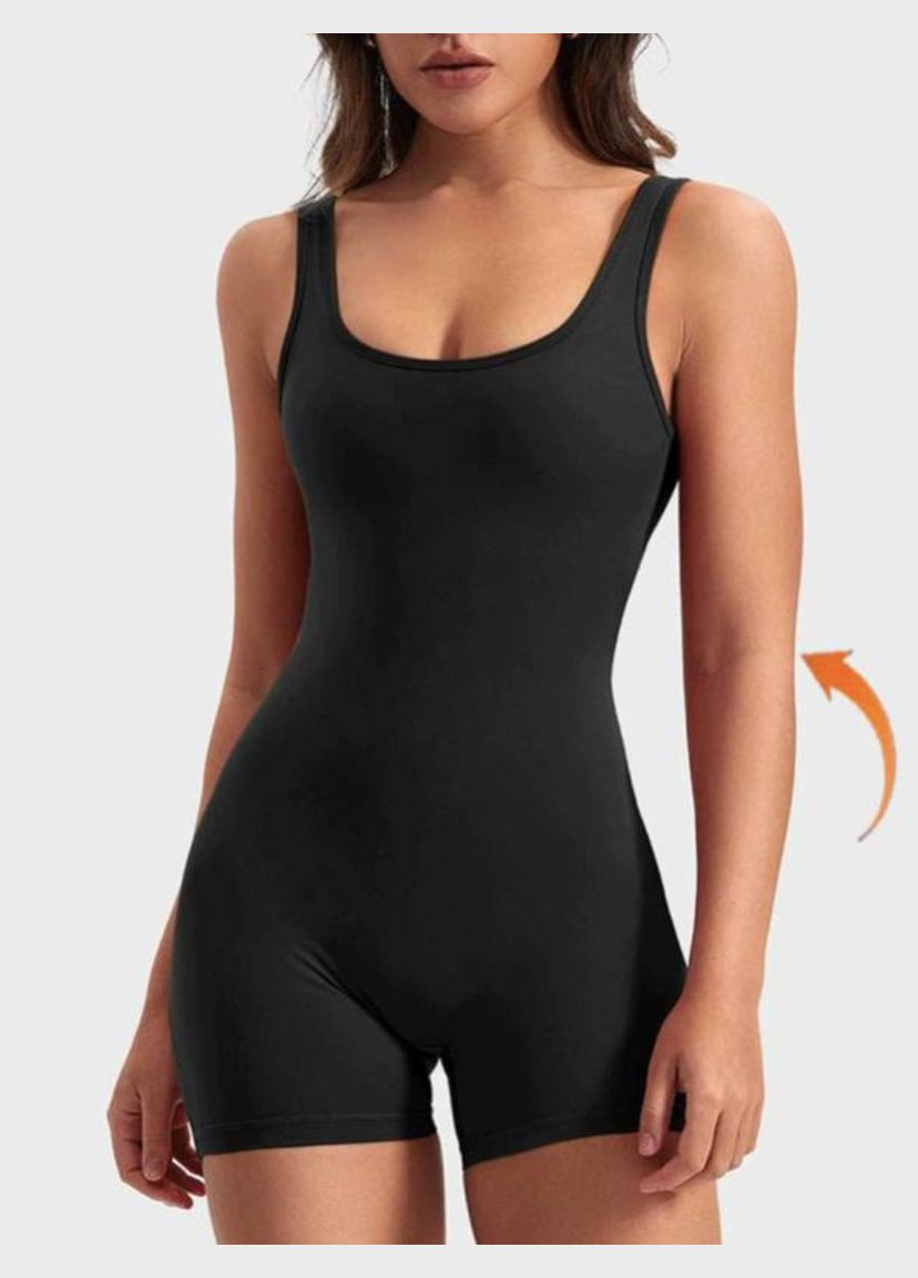 Жіночий спортивний комбінезон з відкритою спинкою та ефектом бразильська попа UA чорний