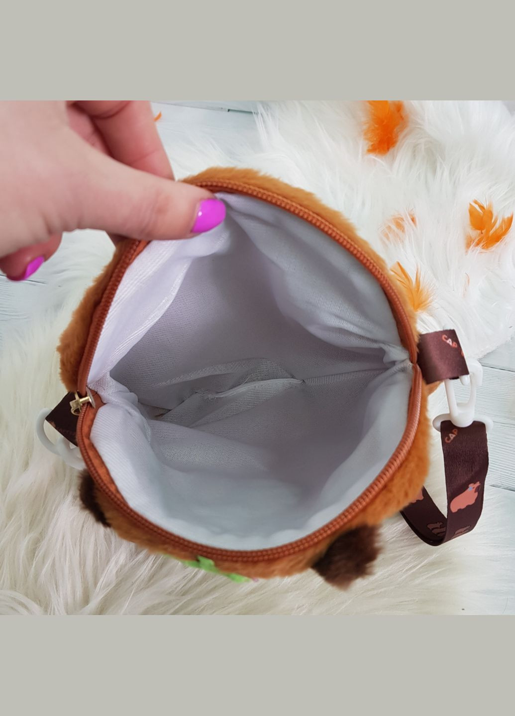 Сумка плюшевая, Капибара с клубничкой No Brand (329445514)