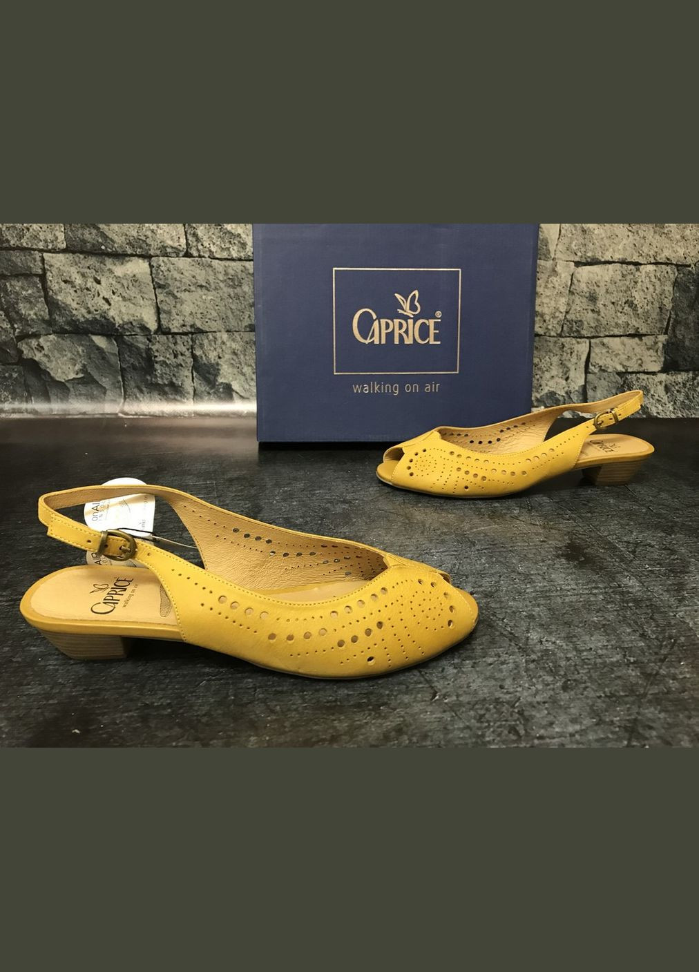 Горчичные женские натуральные босоножки на каблуке в желтом цвете,, германия. Caprice с ремешком с перфорацией
