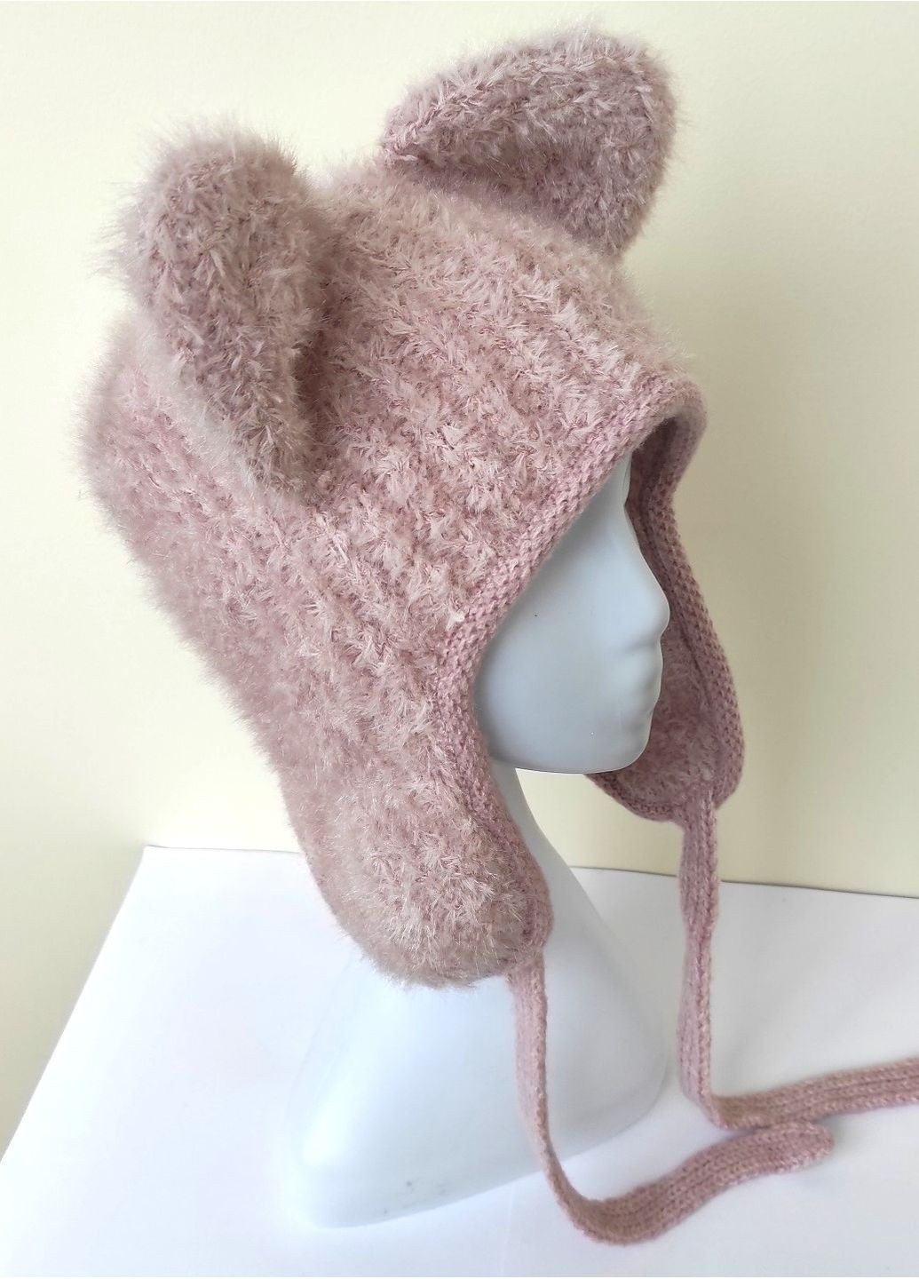 Зимова В’язана Жіноча Шапка Вушками Теплий та Стильний Капор на Зав’язках No Brand (363838650)