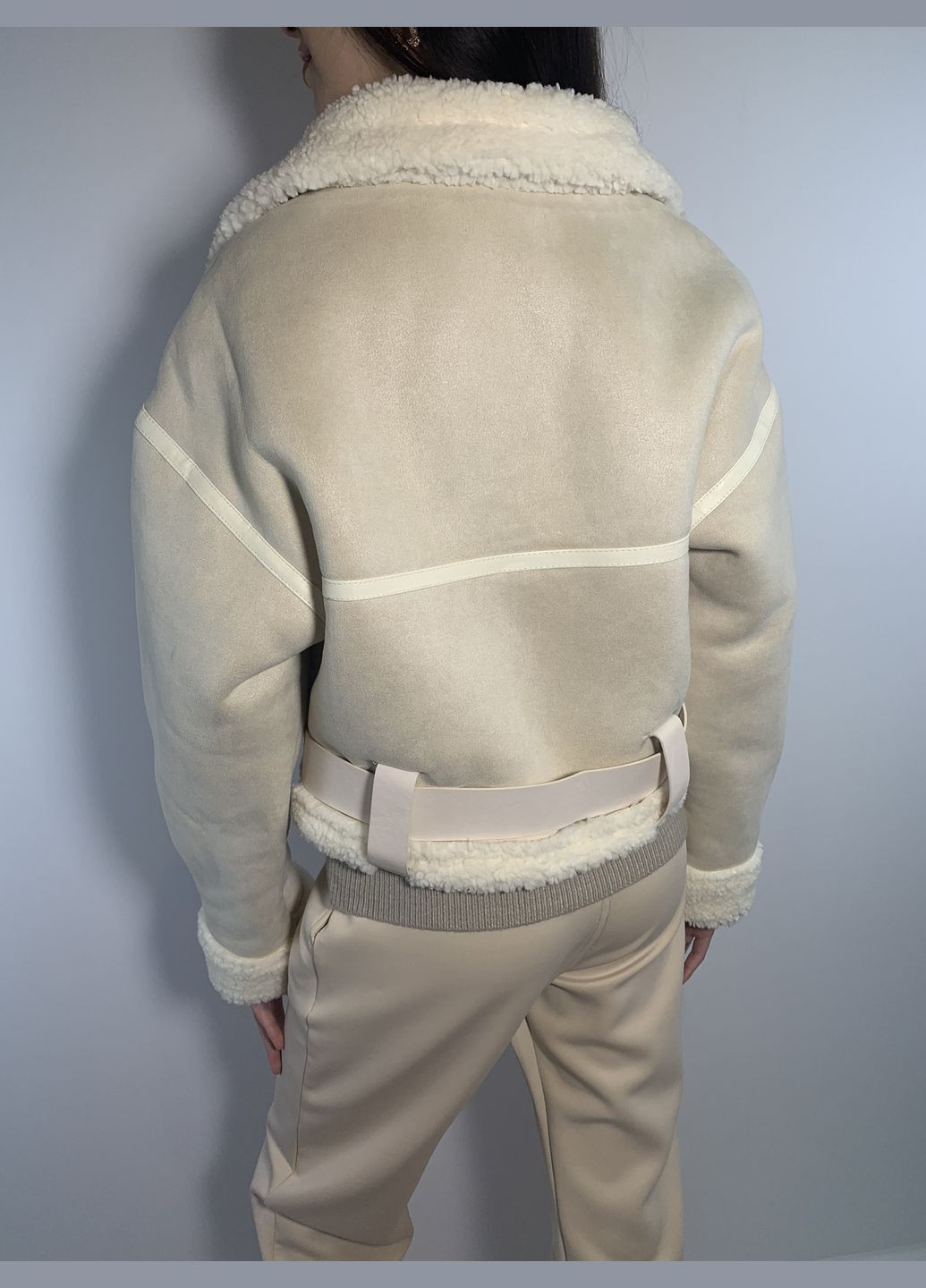 Дублёнка женская, светло молочного цвета, укорочённая на замке впереди Kor@Kor (278234431)