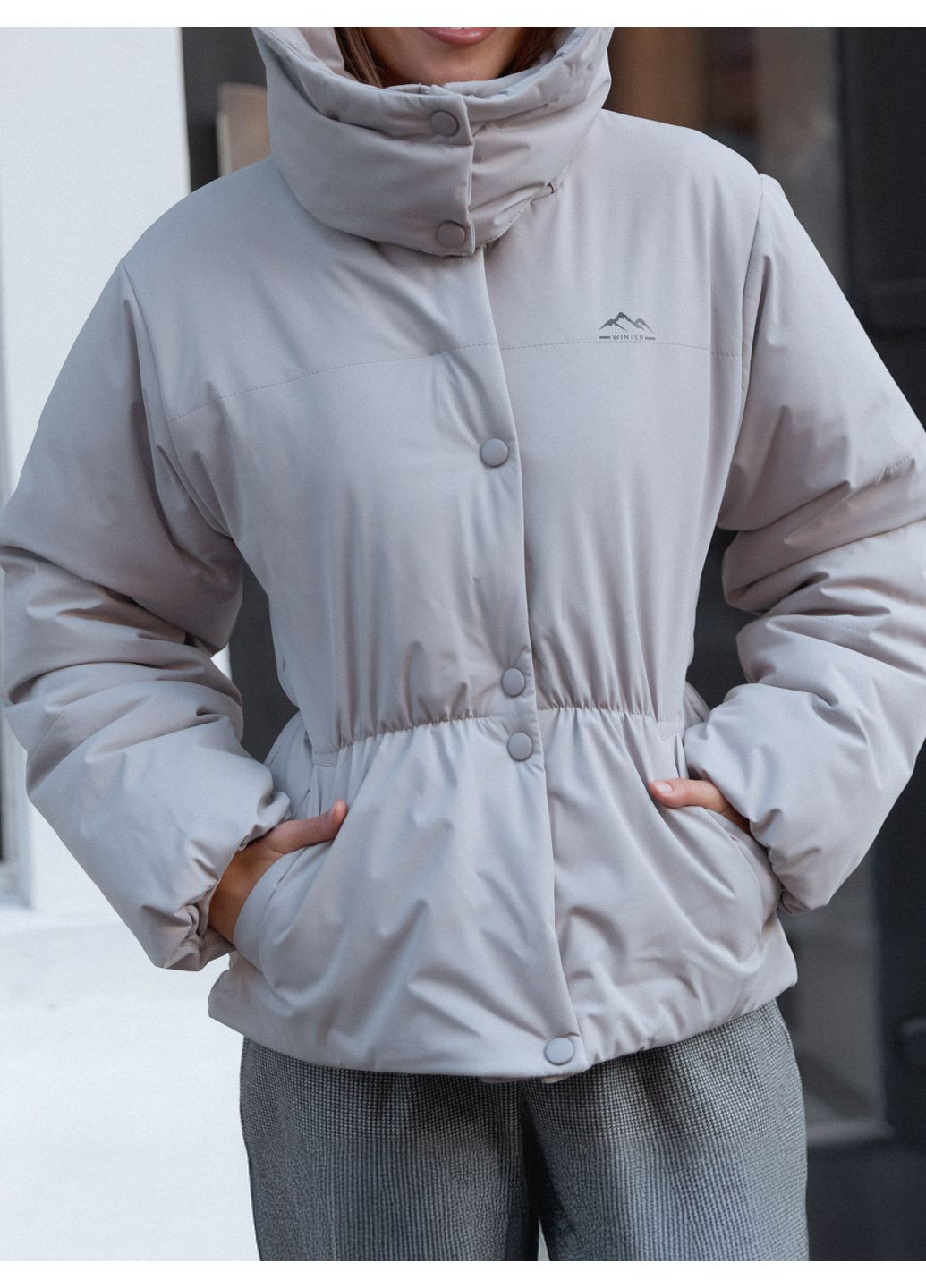 Світло-сіра демісезонна куртка жіноча плащова з преміальної тканини прямого крою Seventeen