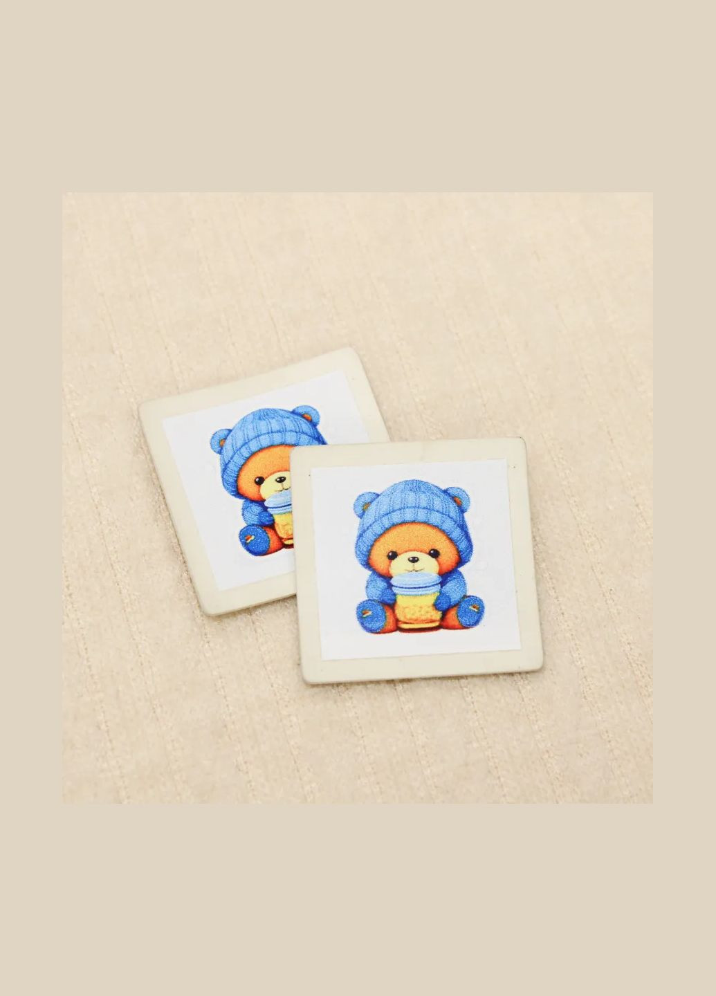 Нашивка "Ведмедик в синьому шарфі" білого кольору (5875) No Brand (335811852)