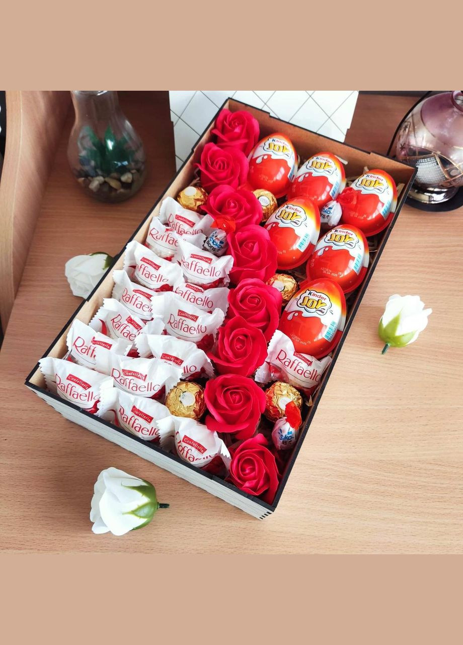 Подарунковий бокс з кіндерами, цукерками та трояндами для дівчини на новий рік день народження 8 березня (ar113) No Brand (315888826)