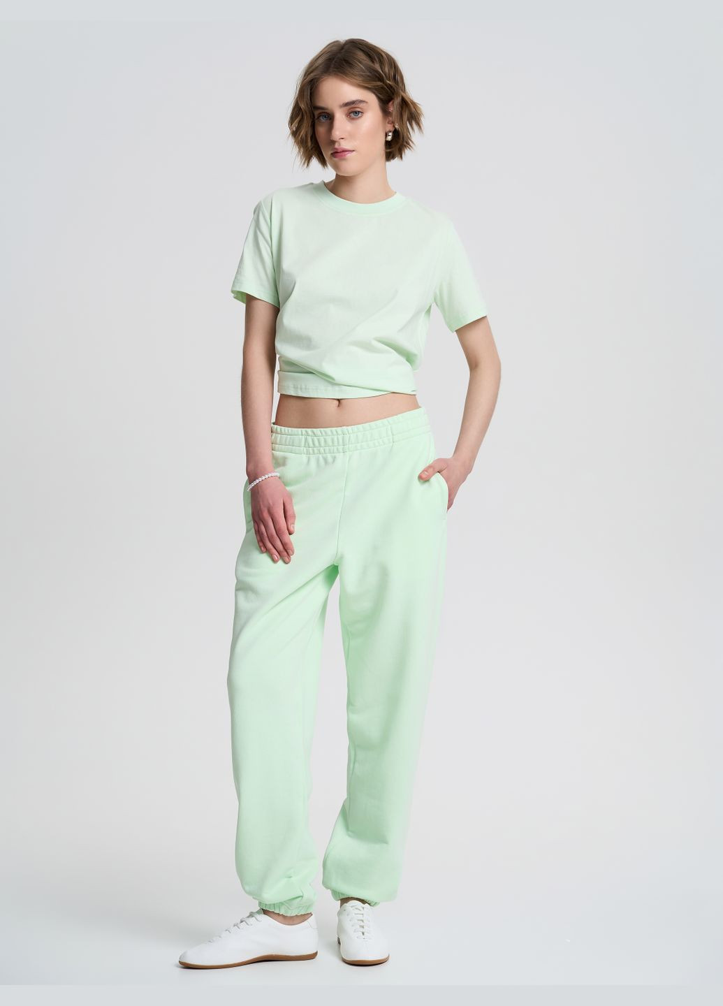 Штани-джогери жіночі базові світло-бежевого кольору ТМ РОЗА Роза (328025632)