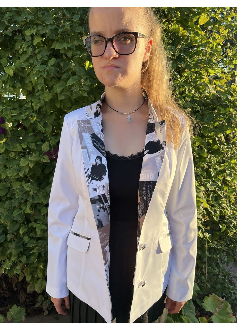 Белый женский белый двубортный приталенный женский жакет-пиджак с подкладкой с поясом с пуговицами с двумя карманами с воротником-стойкой No Brand однотонный - демисезонный