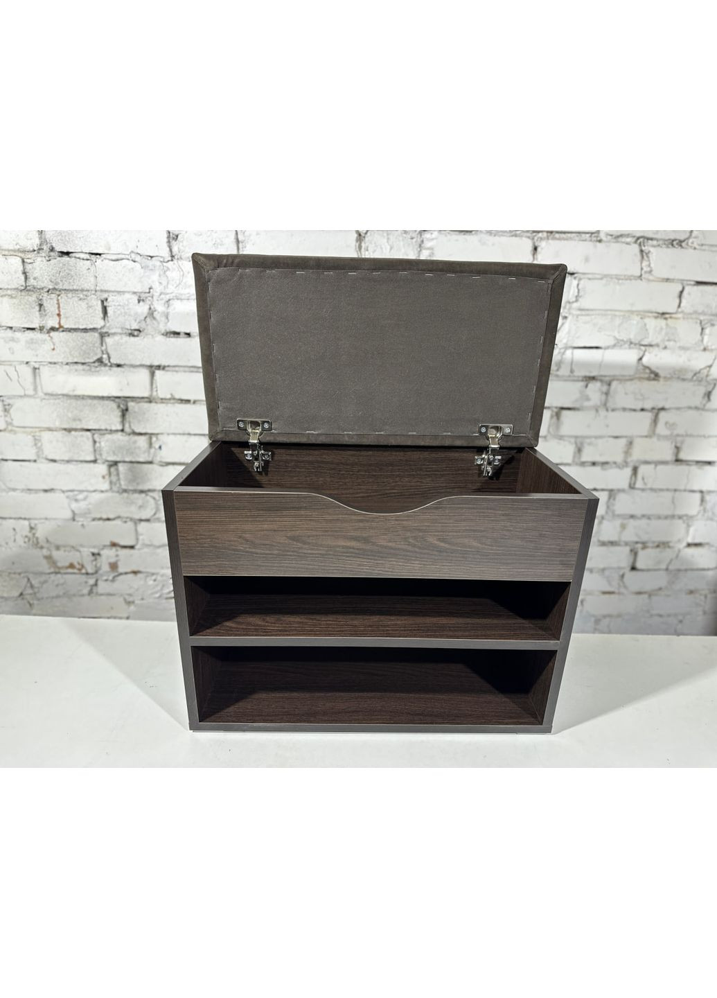 Банкетка для обуви в прихожую. Верхняя часть открывается. ДСП Венге. Ткань шоколада. Шириной 70см. No Brand (369559552)