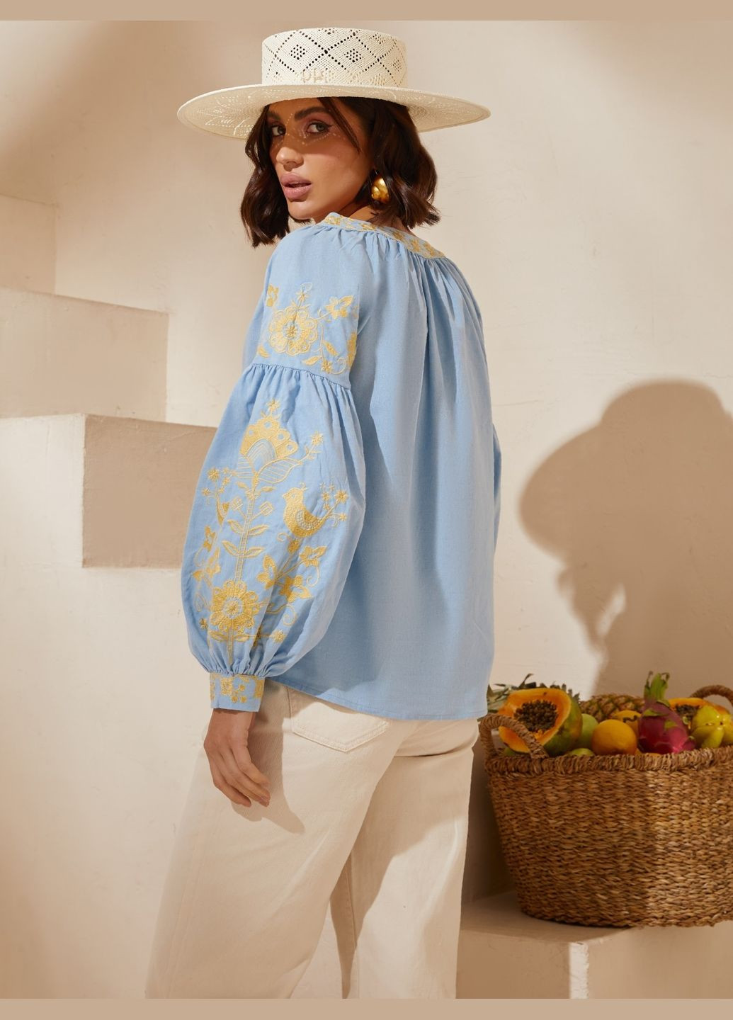 Светло-голубая женская вышиванка с вышивкой гладью на рукавах. ESQ хлопок (331864283)