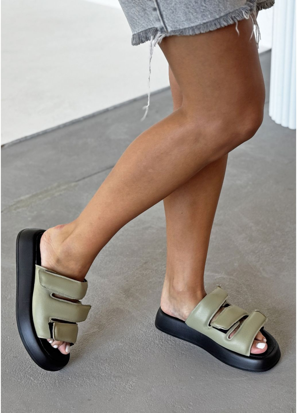 Оливковые стильные шлепанцы из натуральной кожи InFashion