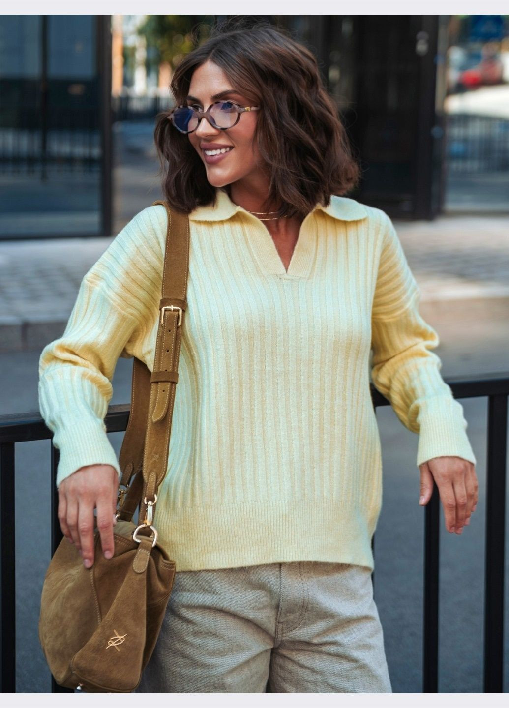 Жовтий демісезонний светр жовтого кольору з коміром поло Dressa