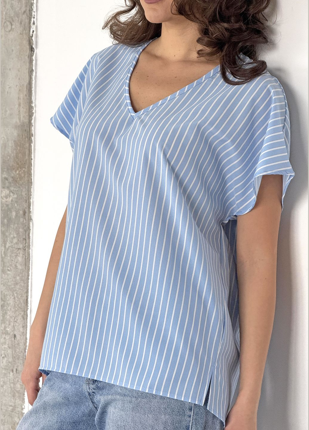 Світло-блакитна стильна вільна блуза-туніка з легкої тканини софт у смужку INNOE Блуза-туніка