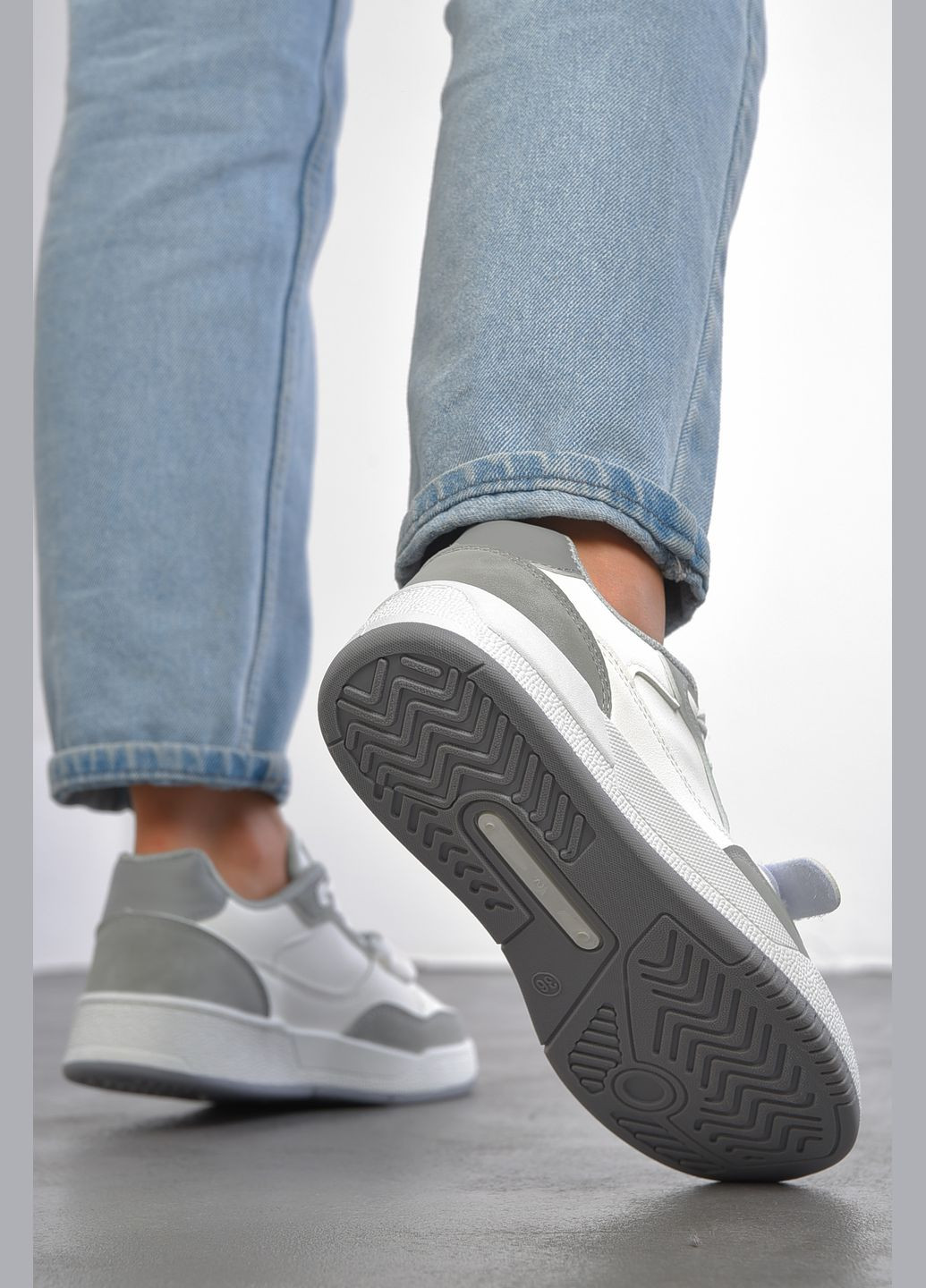 Кроссовки женские бело-серого цвета на шнуровке Let's Shop белые демисезоны (303397187)