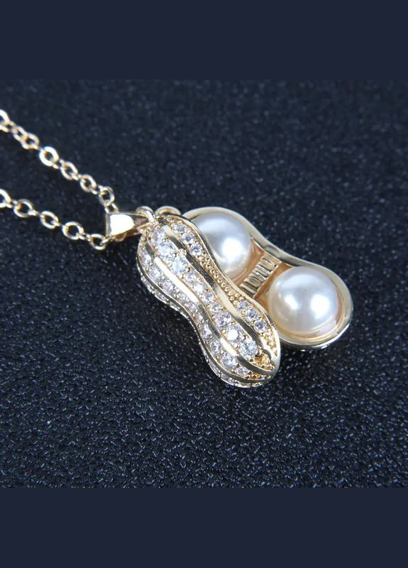 Сріблястий кулон на ланцюжку в формі арахісу з білим імітаційним перлами 2.2 см 40+5 см Liresmina Jewelry (331346314)