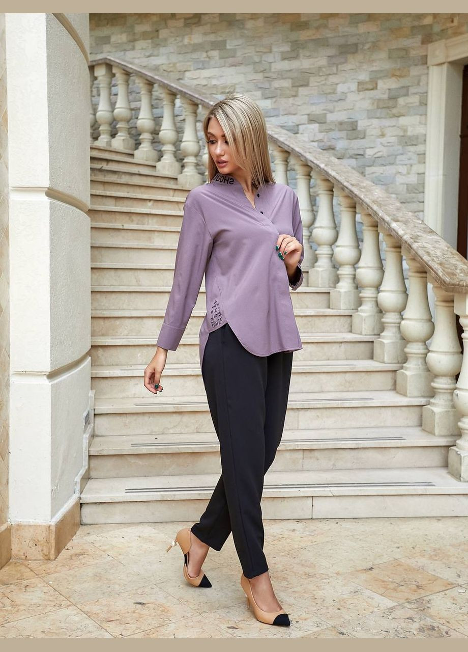 Світло-фіолетова стильна подовжена блуза з написом на комірі-стійці та по боках No Brand