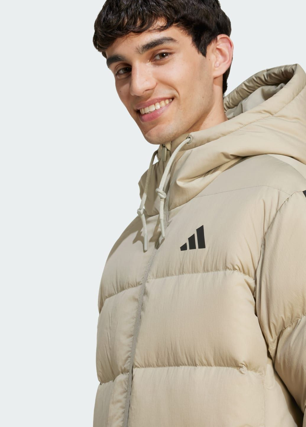 Зеленая демисезонная пуховик essentials climawarm 3-stripes puffer hooded adidas