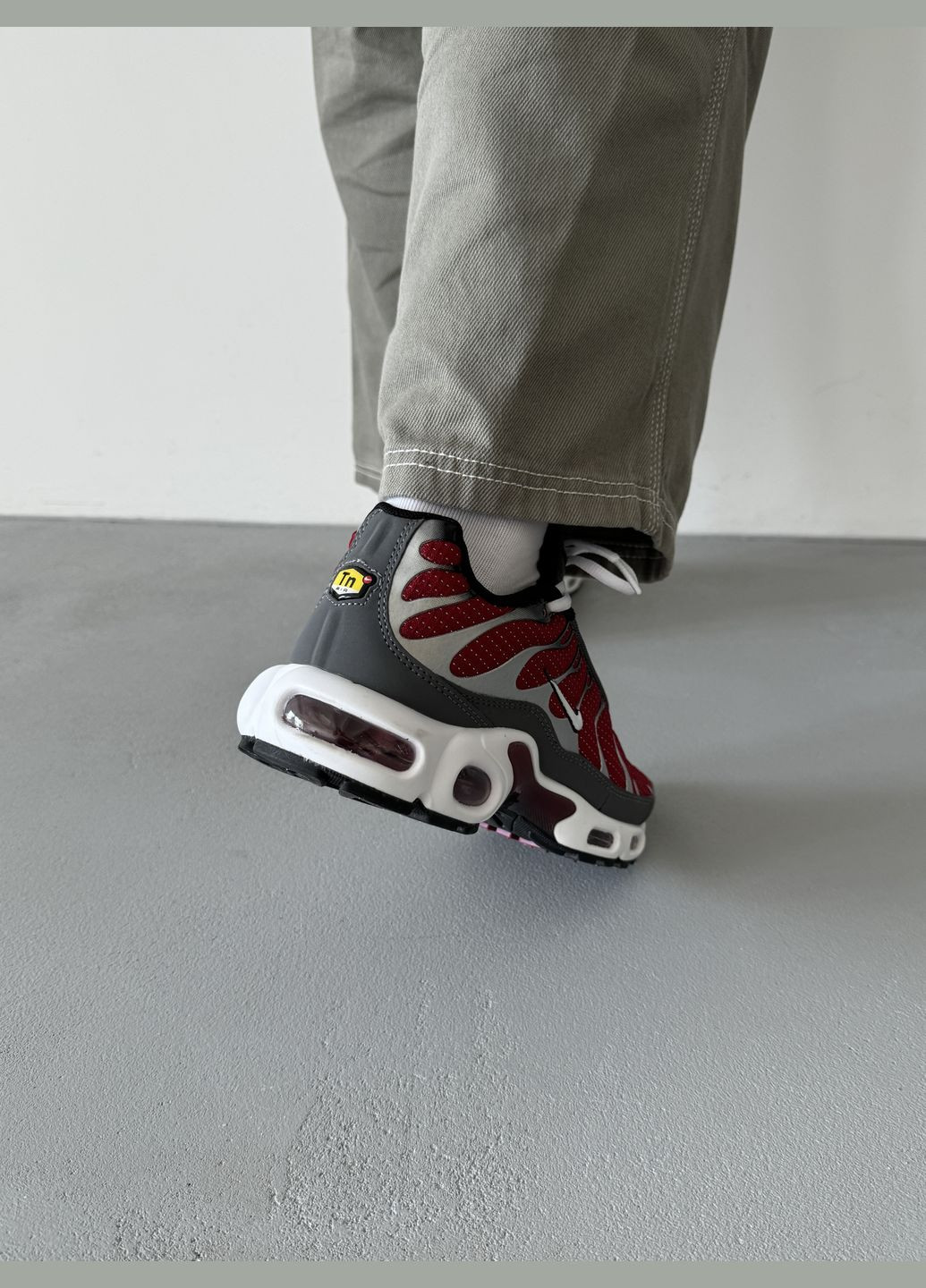 Красные демисезонные кроссовки мужские nike air max tn plus red grey | найк аир макс тн плюс красные серые No Brand