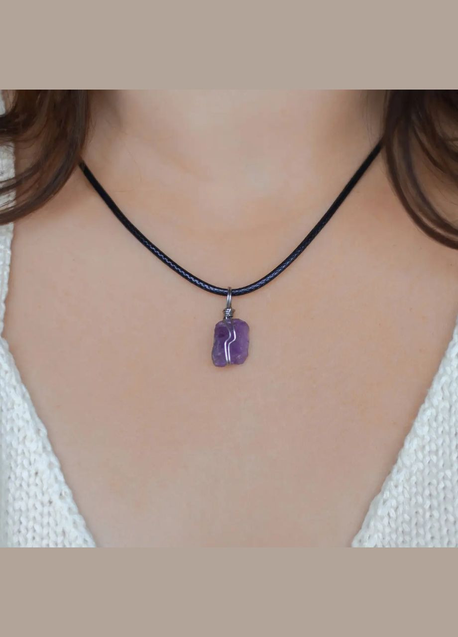 натуральный необработанный Аметист в оплетке (ассорти) 28мм+- на шнуре L-45-50см No Brand Кулон (316091280)