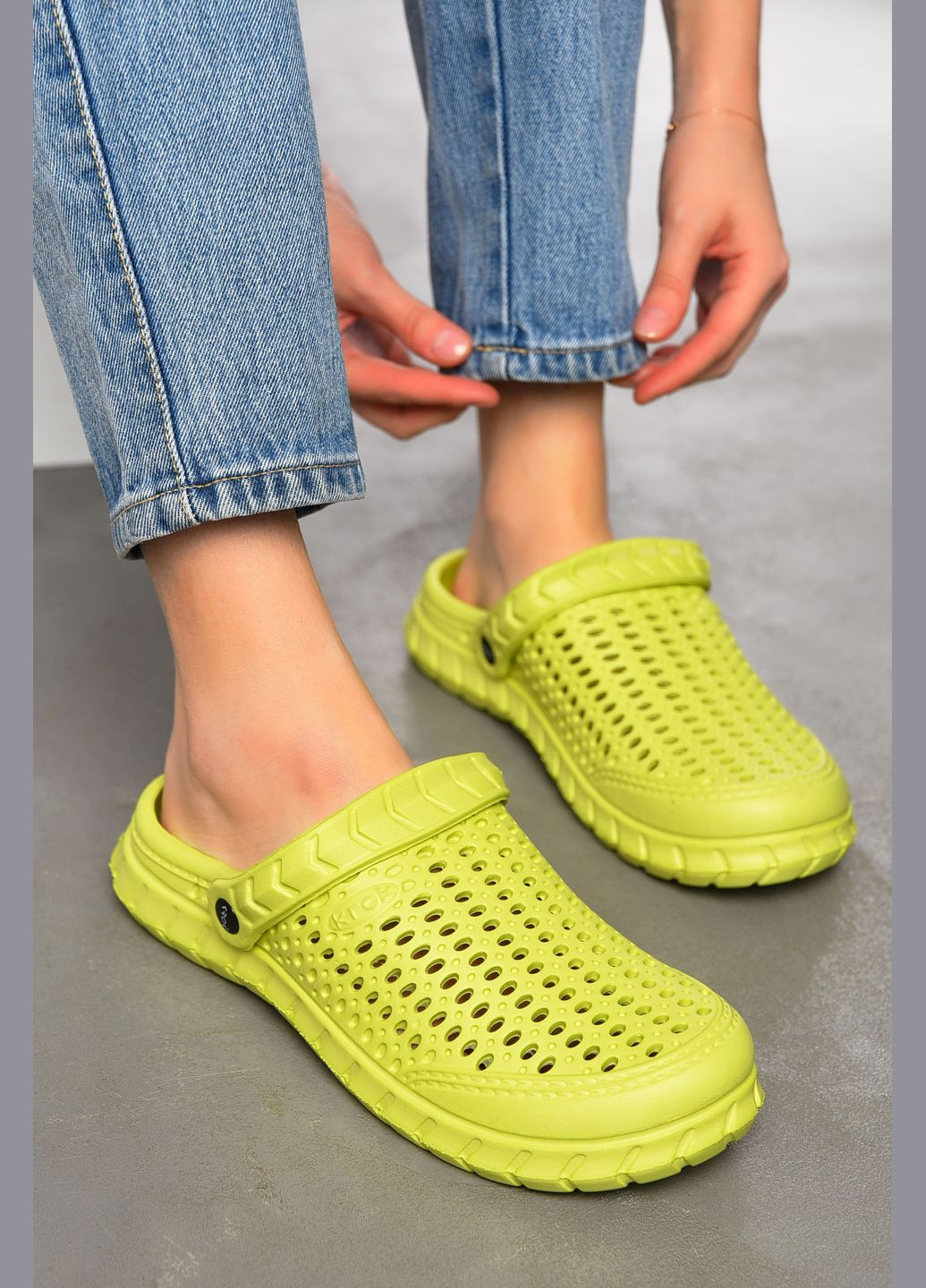 Крокси жіночі салатового кольору Let's Shop (318560733)