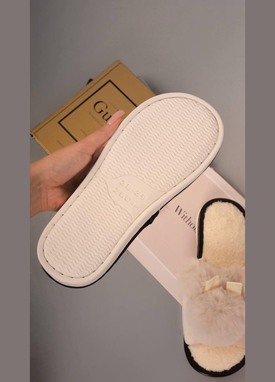 Бежевые тапочки комнатные женские бежевые No Brand с мехом, с помпонами, без декора