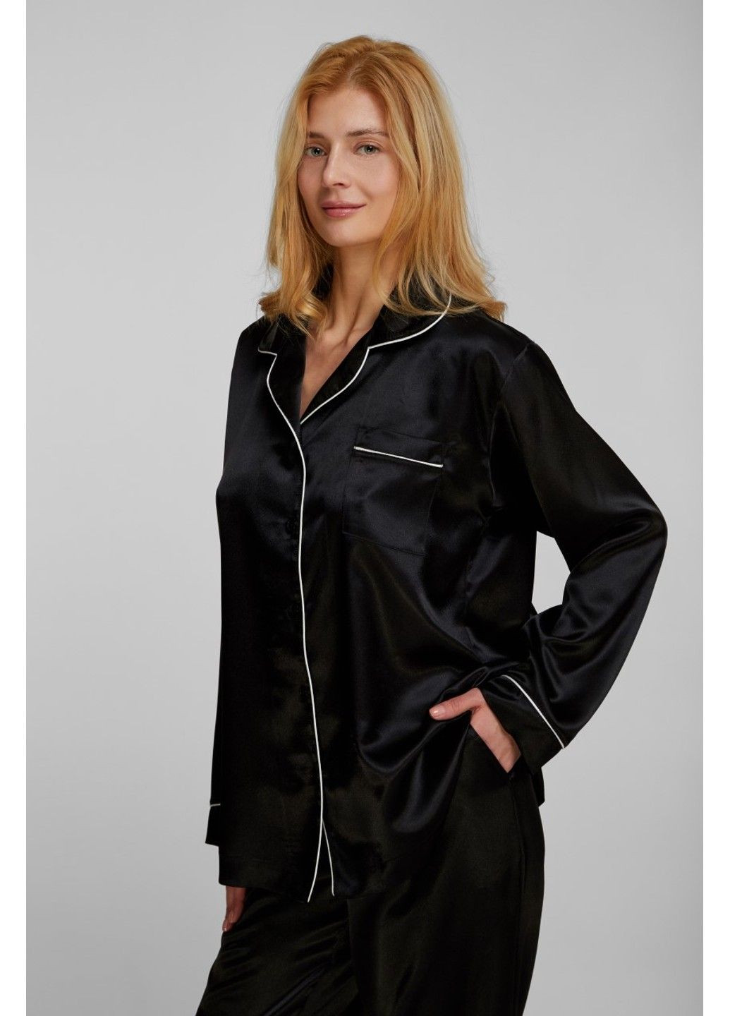Чорна всесезон блуза з довгими рукавами із атласного полотна чорна merry dancers kleo 3530 Naviale
