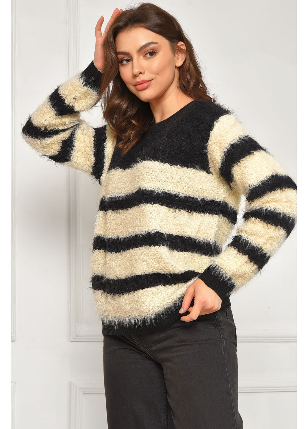 Чорний демісезонний светр жіночий травка чорного кольору пуловер Let's Shop