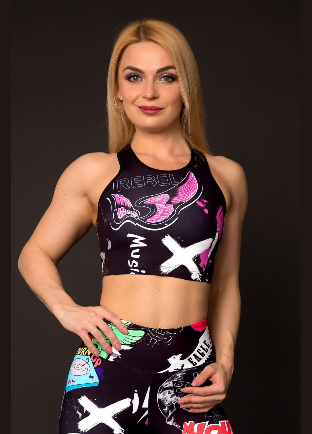 Спортивний топ з яскравим принтом TOTALFIT Stickers T2-P67 black (294947984)