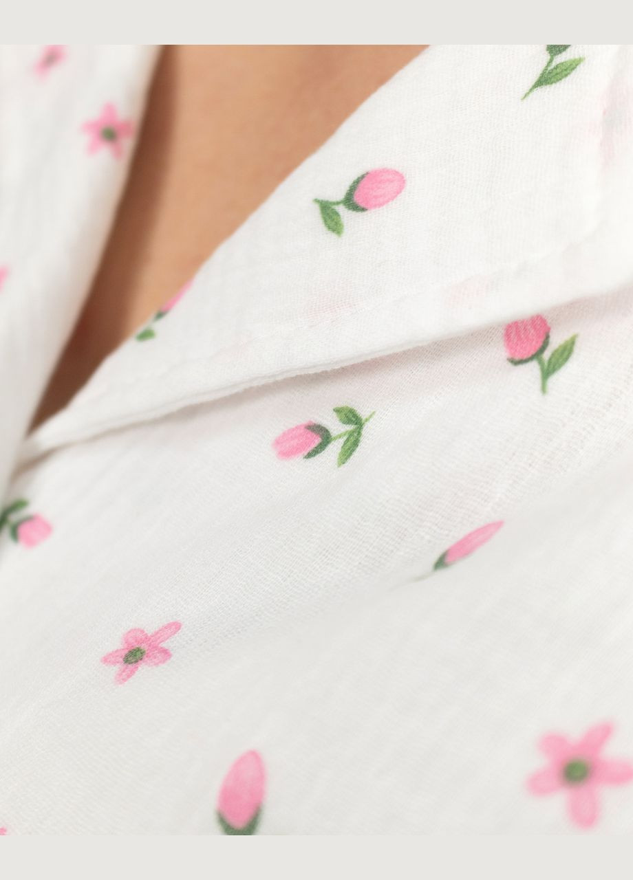 Белая всесезон пижама женская из муслина рубашка и шорты розовые тюльпаны Maybel