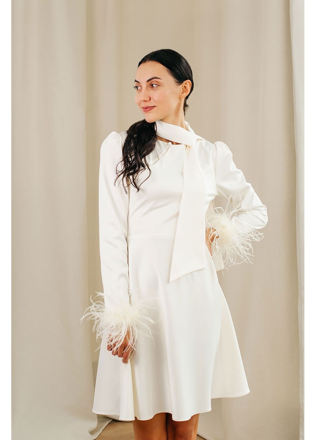 Кремовое женское короткое атласное платье «shine» Lana Bryk однотонное