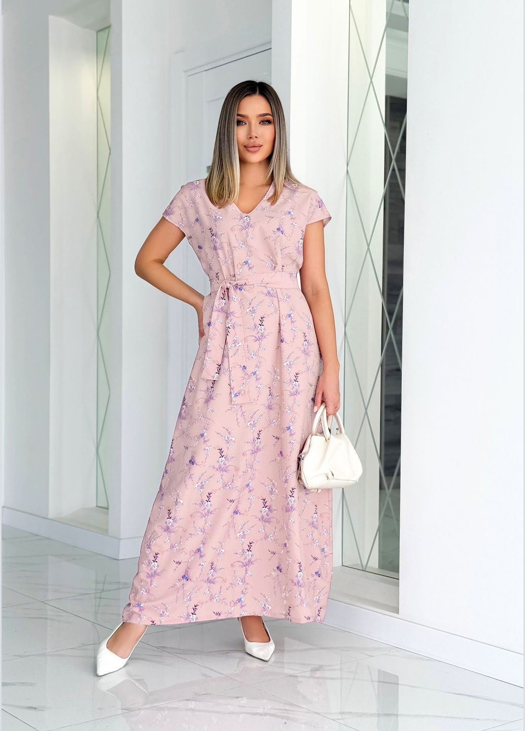 Светло-розовое повседневный, джинсовое, кэжуал светло-розовое макси-платье из софта с поясом а-силуэт INNOE с цветочным принтом