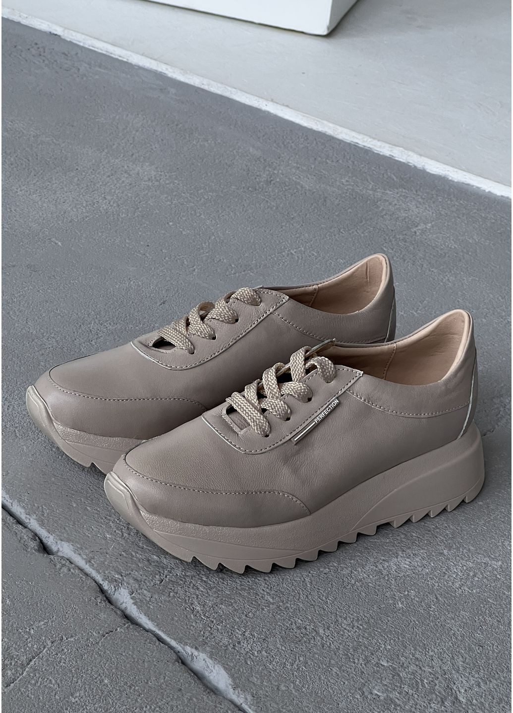 Кроссовки женские из натуральной кожи цвета беж INNOE Кросівки бежевые демисезоны (361048133)