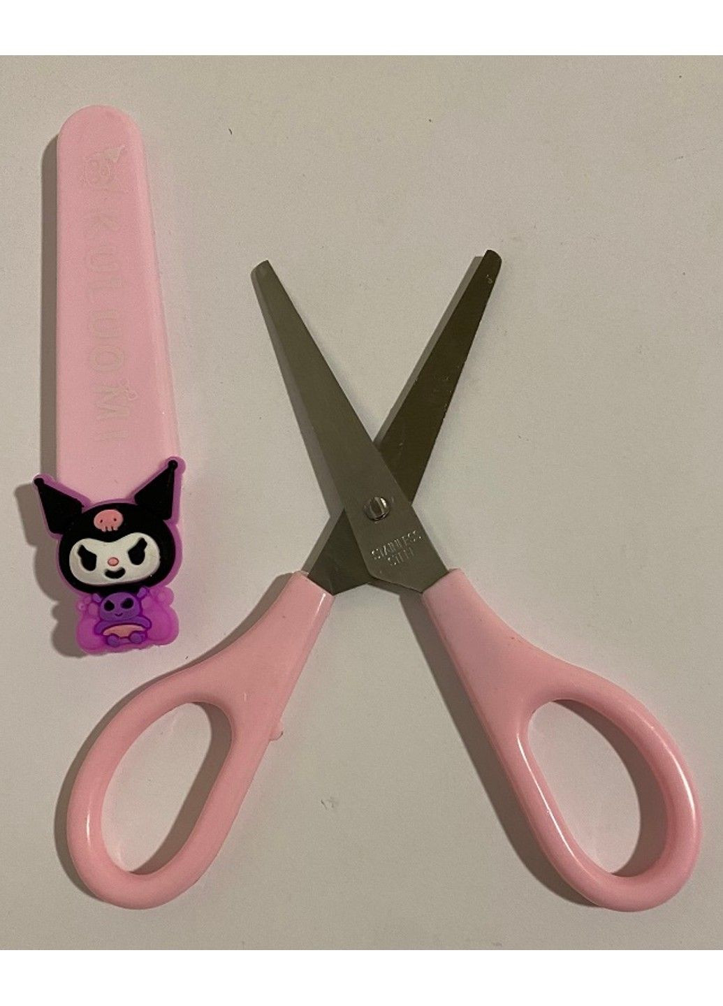 Ножицы детские в пластиковом чехле 14 см "Зайчик Kuromi" 9105К розовые No Brand (287327886)
